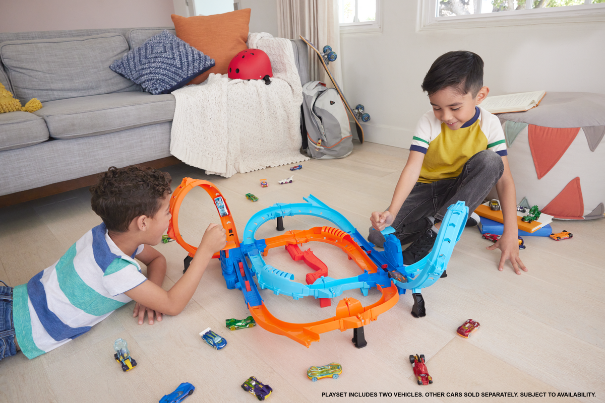 Hot Wheels Ultra Hots Blast Launch Face-Off Track Set With 2 1:64 Scale Toy Cars